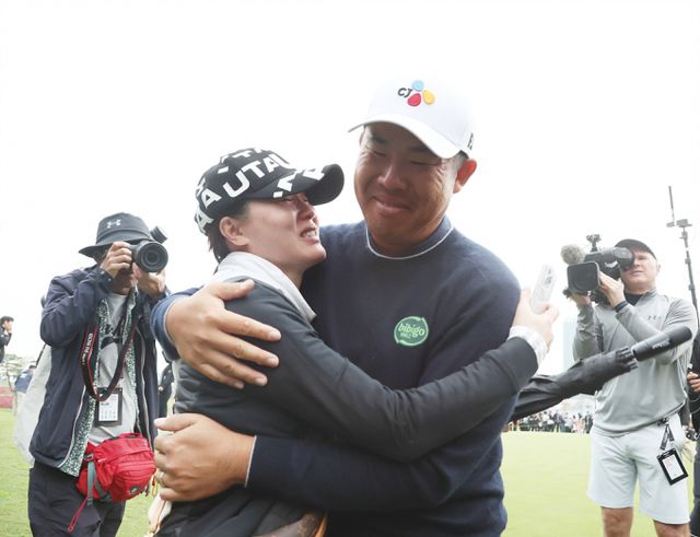 제네시스 챔피언십 우승 확정 후 어머니 자오즈민과 기쁨의 포옹을 하고 있다. /사진= KPGA