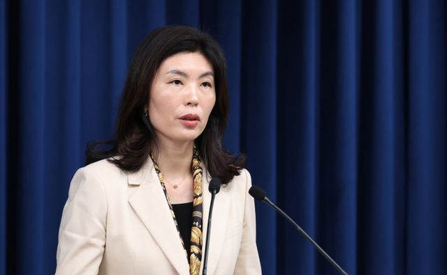 저출생 문제가 심각해진 가운데 대통령실이 유·사산 휴가기간 확대를 비롯해 이를 극복하기 위한 정책을 발표했다. 사진은 유혜미 대통령실 저출생대응수석이 27일 서울 용산 대통령실 청사에서 현안 브리핑을 하고 있는 모습. /사진=뉴시스