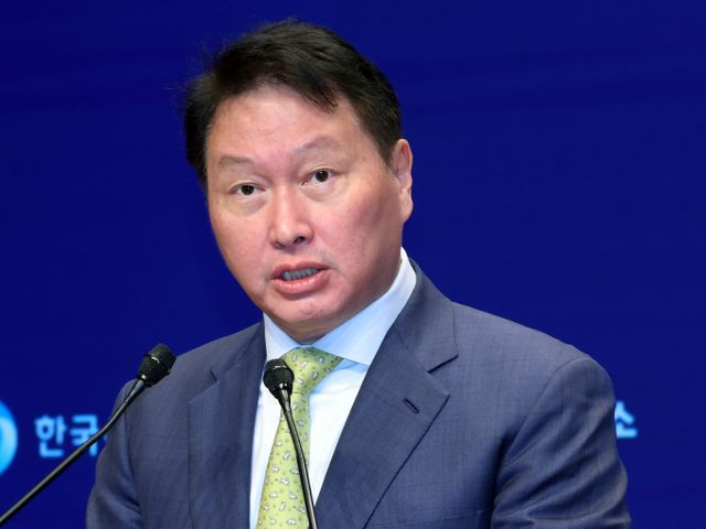 최태원 대한상공회의소(대한상의) 회장이 내년 하반기 한국서 개최되는' 2025 아시아·태평양 경제협력체(APEC) CEO서밋' 의장을 맡아, 아시아·태평양 지역의 최대 경제인 행사를 주재한다.사진은 최태원 대한상의회장이 지난 9월 서울 중구 한국은행 통합별관에서 열린 ‘제3회 한국은행-대한상공회의소 세미나‘에서 환영사를 하고 있는 모습. /사진=뉴스1 