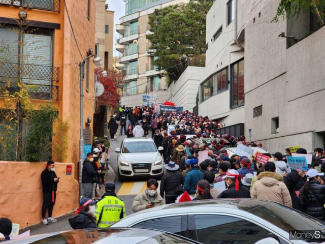 사진은 은마아파트 재건축 추진위원회 등 일부 주민들이 최근 정의선 현대차그룹 회장 자택 인근에서 벌인 시위 모습. /사진=독자 제공 