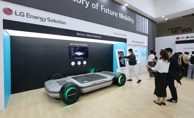  '제37회 세계전기차동차 학술대회 및 전시회(EVS37)'에서 LG에너지솔루션이 전기차 CTP(셀투팩) 배터리 기술을 선보이고 있다. /사진=뉴시스