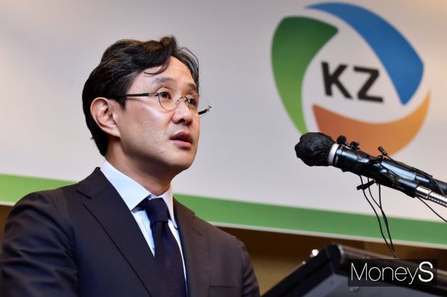 최윤범 회장이 지난 2일 서울 용산구 소월로 그랜드 하얏트 서울에서 열린 고려아연 긴급 기자회견에 참석, 질의에 답하고 있다. / 사진=임한별 기자 /사진=임한별(머니S)