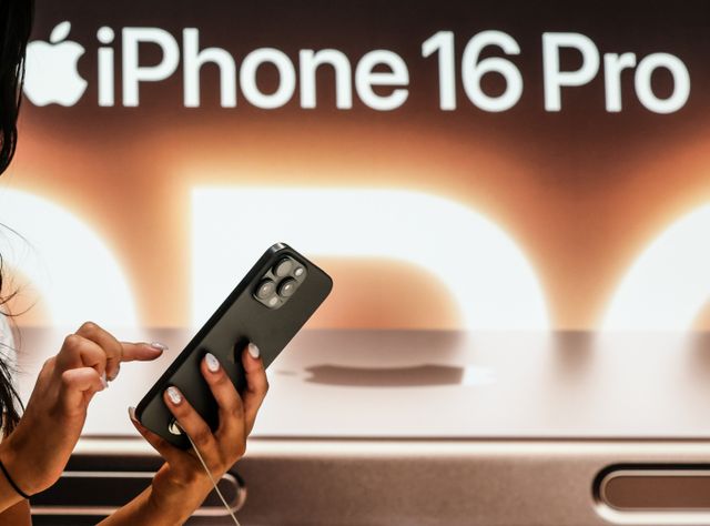 인도네시아가 아이폰16 판매를 금지한다고 밝혔다. 사진은 지난달 20일 서울 마포구 머큐리 앰버서더 호텔 홍대 T팩토리에서 한 직원이 아이폰16 제품을 선보이는 모습. /사진=뉴시스