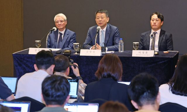 지난달 19일 오전 서울 중구 롯데호텔에서 열린 MBK파트너스 고려아연 공개매수 관련 기자간담회에서 김광일 MBK 파트너스 부회장(가운데)가 취재진의 질문에 답하고 있다. / 사진=뉴스1 장수영 기자