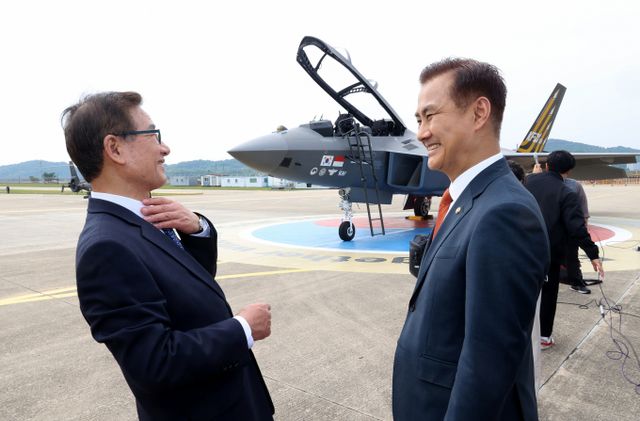 (왼쪽부터) 강구영 한국항공우주산업(KAI) 사장이 2023년 KAI 본사 활주로에서 KF-21 시제 4호기와 관련한 이야기를 당시 엄동환 방위사업청장(오른쪽)과 나누고 있다. /사진=뉴스1 