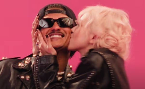 블랙핑크 로제와 미국 팝스타 브루노 마스의 신곡 '아파트'가 말레이시아 당국의 지적을 받았다. 사진은 아파트 뮤직비디오 장면 중 하나로 왼쪽부터 브루노 마스, 로제의 모습. /사진=유튜브 캡처