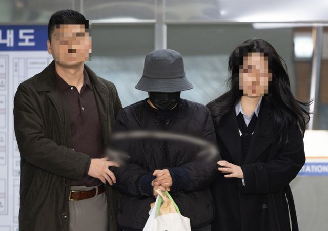 760억원의 사기를 친 수원 전세사기범이 피해자들의 보증금을 사적 유용한 사실이 알려졌다. 사진은 지난해 12월8일 경기수원시 영통구 수원남부경찰서에서 피의자 정씨가 검찰로 송치되고 있는 모습. /사진=뉴스1