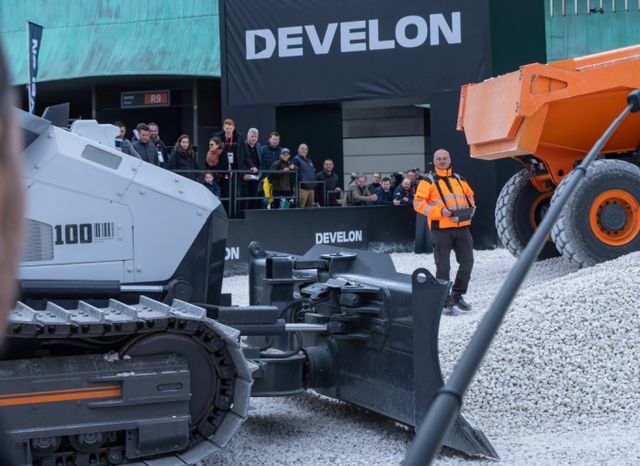 ‘인터마트 2024’에 참가한 HD현대인프라코어의 건설장비브랜드 ‘디벨론’(DEVELON)이 무인?자율화 장비인 ‘콘셉트-X2‘의 DD100-CX 도저, DX225-CX 크롤러 굴착기와 함께 굴절식 덤프트럭(DA30-7)과 미니 휠 굴착기(DX100WR-7), 휠로더(DL420CVT-7 ) 등 총 5대 장비를 공개한뒤 협업 과정을 시연하고 있다./사진=뉴스1