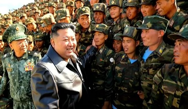 영국 일간 타임스는 최근 북한군의 실정이 좋지 않다는 보도를 내놨다. 사진은 지난 2일 김정은 국무위원장이 특수작전부대 훈련기지 전투원을 독려하는 모습. /사진=뉴시스(조선중앙TV)