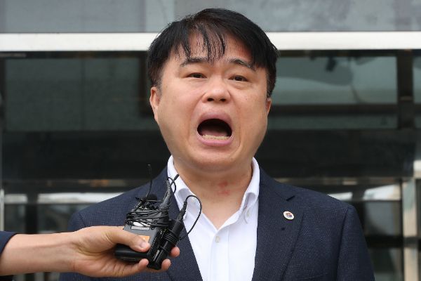  임현택 대한의사협회 회장의 탄핵 여부를 표결에 부치는 '의협 대의원 입시총회'가 다음달 열릴 것으로 보인다. 사진은 지난달 '의료계 블랙리스트' 작성 혐의로 구속된 전공의 면회 후 취재진의 질문에 답하고 있는 임 회장의 모습. /사진=뉴스1