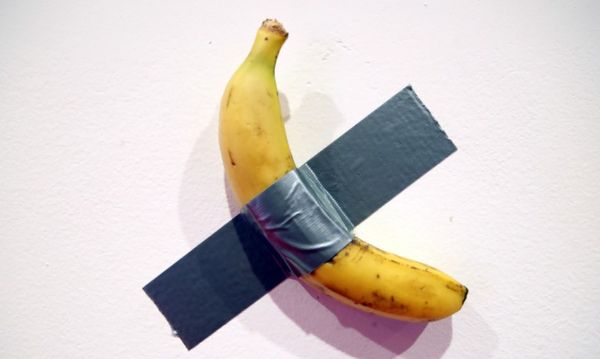 현대 미술계에서 논란이 불거진 작품 '코미디언'이 다음달 경매로 나온다. 사진은 벽에 바나나를 붙인 해당 작품의 모습. /사진=인스타그램 캡처