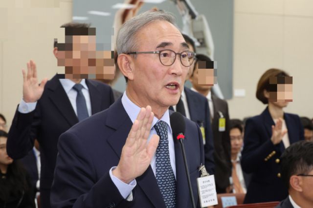 김영섭 KT 대표이사가 지난 25일 오후 서울 여의도 국회에서 열린 과학기술정보방송통신위원회의 과학기술정보통신부, 원자력안전위원회, 우주항공청 등에 대한 종합감사에서 증인선서를 하고 있다. /사진=뉴시스