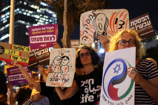 가자지구 휴전과 인질 석방 협상이 카타르 수도 도하에서 진행될 예정이다. 사진은 지난 27일(현지시각) 이스라엘 텔아비브에서 이스라엘 좌익 활동가들이 시위 중인 모습. /사진=로이터