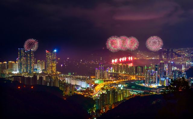 제19회 부산 불꽃축제를 앞두고 원가보다 높은 가격에 판매하는 암표와 숙박업소의 바가지 논란이 일고있다./사진=이미지 투데이