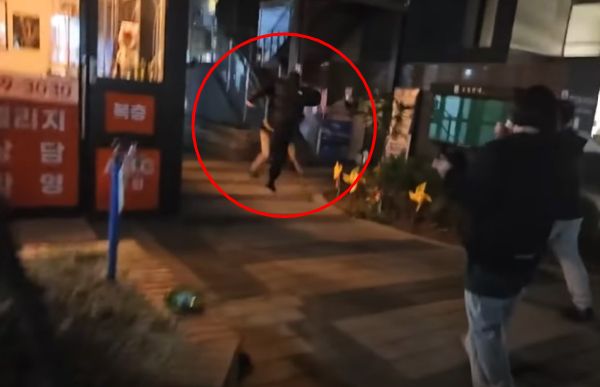 국내에서 잦은 기행을 일삼는 미국 유튜버를 향한 보복이 이어지고 있다. 사진은 지난 27일 공개된 해당 유튜버를 향해 발차기하는 한 시민의 모습. /사진=유튜브 캡처