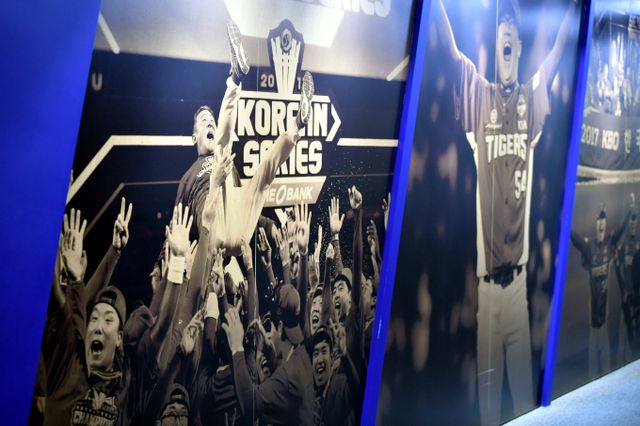KBO KIA 타이거즈가 1987년 이후 37년만에 홈구장에서 우승을 노린다. 사진은 광주-기아챔피언스필드에 전시된 2017년 KIA의 우승 모습./사진=뉴시스