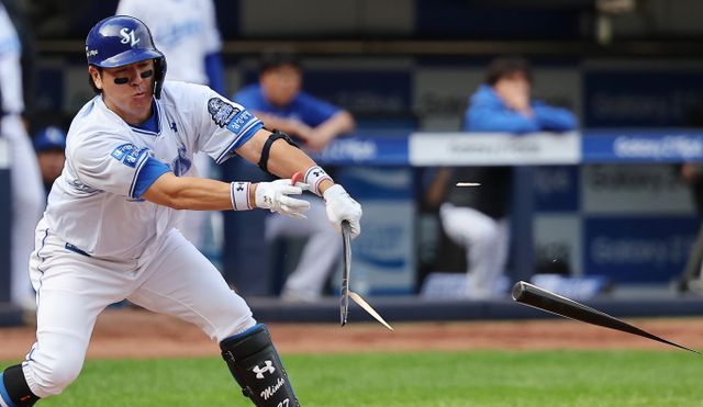 10년만의 한국시리즈 우승을 노리는 삼성 라이온즈가 1승3패로 벼량 끝에 몰렸다. 2024 한국시리즈 4차전 KIA 타이거즈와 삼성 라이온즈의 경기에서 강민호가 진루타를 치는 모습./사진=뉴스1