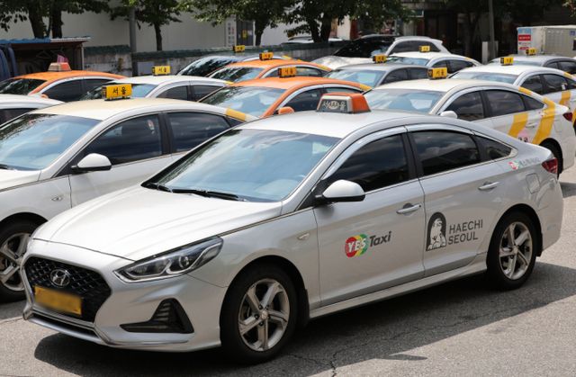택시기사 휴대전화를 빌려 몰래 자신의 계좌로 900만원을 이체한 20대가 검찰에 넘겨졌다. 사진은 차고지에 주차돼 있는 택시 모습. /사진=뉴시스