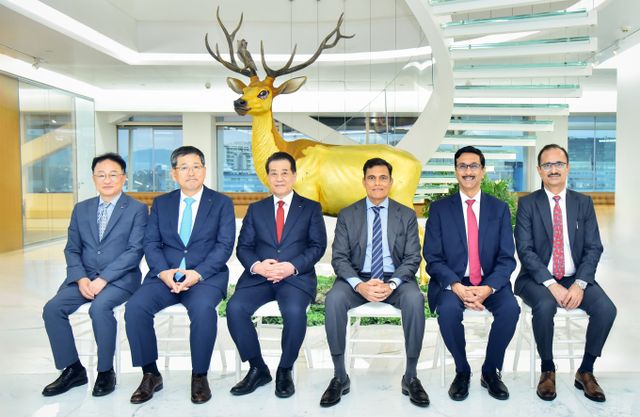 스코그룹과 JSW그룹 최고 경영진이 MOU 체결 직후 인도 뭄바이에 소재한 JSW그룹 본사에서 기념 촬영을 하고 있다. 사진 왼쪽부터 이형수포스코 경영기획본부장, 천성래 포스코홀딩스 탄소중립팀장, 장인화 포스코그룹 회장, 사잔 진달 JSW그룹 회장, 자얀트 JSW스틸 아차리야(Jayant Acharya) 사장, 샤라드 마헨드라(Sharad Mahendra) JSW에너지 사장. /사진=포스코홀딩스 