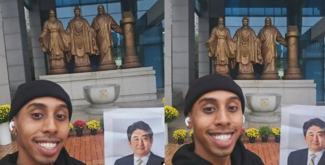 국내에서 민폐 행동을 일삼은 해외 유튜버가 계정 삭제를 당한 가운데 아베 신조 전 총리 사진과 함께 문구를 게재했다. /사진=유튜브 채널 'Johnny Somali Live' 캡처