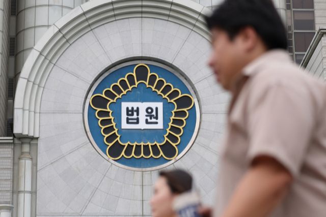 게임 중 '국회의원 살해하겠다'라는 글을 올린 남성이 무죄를 선고받았다. 사진은 법원 로고 모습. /사진=뉴시스