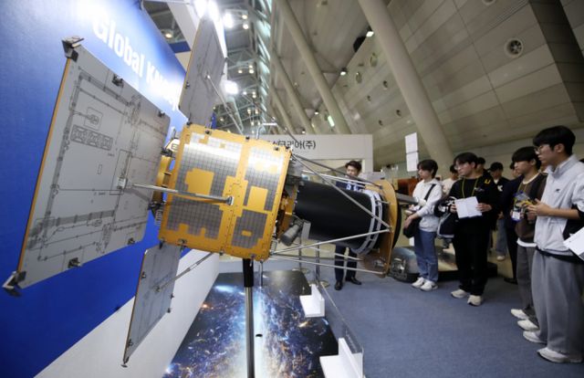 (경남 창원컨벤션센터에서 열린 제1회 국제우주항공기술대전(AEROTEC 2024)에서 경북대학교 우주공학부 학생들이 한국항공우주산업(KAI) 부스를 찾아 차세대중형위성 2호, 저궤도 통신위성을 둘러보고 있다. /사진=뉴스1