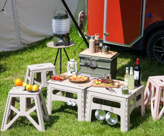 다이소에서 가을겨을 캠핑 시즌을 맞아 기획전을 진행한다. 취사용품, 테이블 및 의자, 캠핑소품 등 100여종을 선보인다. /사진=다이소