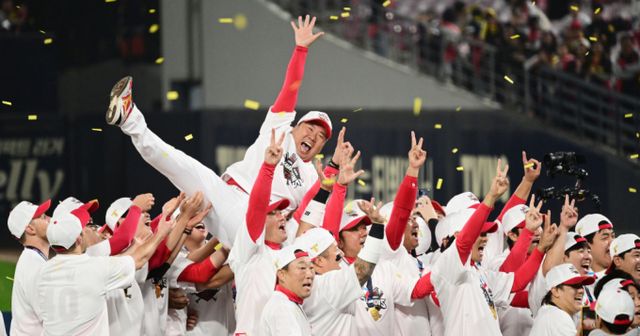 2024년 KBO리그가 통산 관중 1000만을 돌파한 가운데 정규시리즈와 한국시리즈 모두 1위를 차지한 KIA 타이거즈가 52억 이상의 배당금을 받게됐다. KIA 타이거즈 선수단이 2024 KBO 포스트시즌 한국시리즈 우승 기념식에서 이범호 감독을 헹가래하는 모습./사진=뉴시스