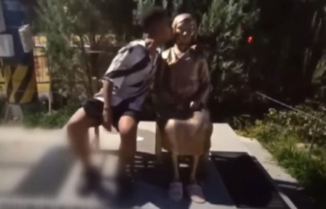 사진은 소말리가 소녀상 동상에 입을 맞추는 모습. /사진=온라인 커뮤니티 갈무리