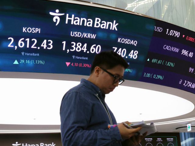 28일 오후 서울 중구 하나은행 본점 딜링룸 전광판에 증시 종가가 표시되고 있다. /사진=뉴스1