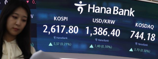 코스피와 코스닥지수가 상승 마감한 29일 오후 서울 중구 하나은행 딜링룸 전광판에 지수가 표시되고 있다.코스피는 전 거래일 대비 5.37포인트(0.21%) 오른 2617.80에, 코스닥지수는 3.70포인트(0.50%) 오른 744.18에 장을 마쳤다./사진=뉴시스 /사진=추상철