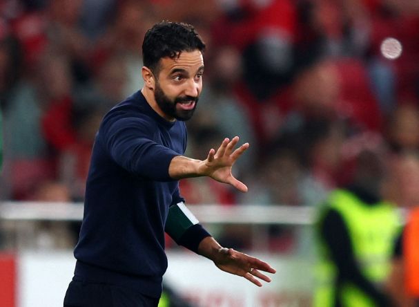 포르투갈 프리메이라리가 스포르팅CP의 후벵 아모림 감독이 맨체스터 유나이티드의 새로운 사령탑으로 급부상하고 있다. 사진은 지난해 11월 벤피카와의 리그 경기 중 전술 지시 중인 아모림 감독의 모습. /사진=로이터