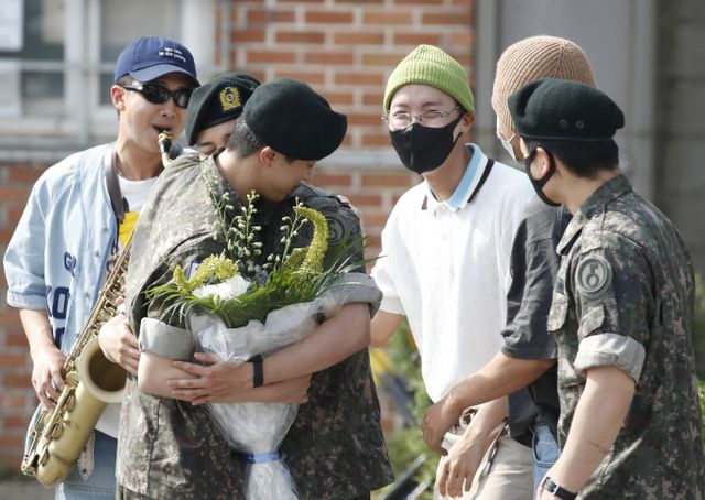 글로벌 보이그룹 방탄소년단(BTS) RM, 지민, 제이홉, 뷔, 정국이 지난 6월12일 오전 경기 연천군 소재 육군 제5보병사단 신병교육대대에서 육군 현역으로 군 복무를 마친 진(왼쪽)을 축하하고 있다. /사진=뉴스1