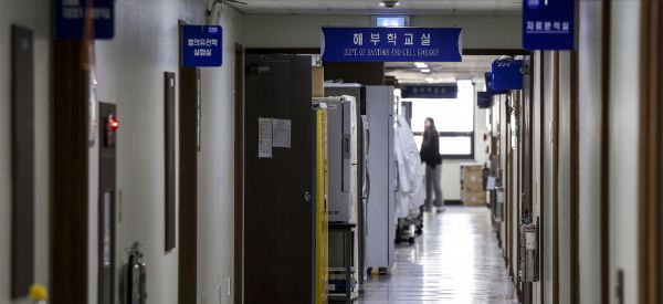  교육부가 올해 신청한 의대생 휴학을 대학 자율에 맡기기로 했지만 2025학년도 의대 증원 규모 조정은 불가능하다고 밝혔다. 사진은 지난 30일 서울 시내 의과 대학의 모습. /사진=뉴시스