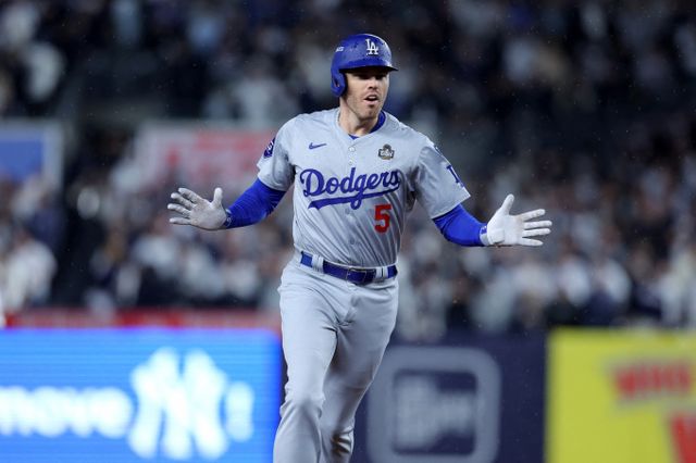 LA다저스 소속 내야수 프레디 프리먼이 월드시리즈 6경기 연속 홈런이라는 대기록을 세웠다. 사진은 30일(한국시각) 미국 뉴욕 양키스타디움에서 열린 월드시리즈 4차전에서 2점 홈런을 때려낸 프레디 프리먼의 모습. /사진=로이터 