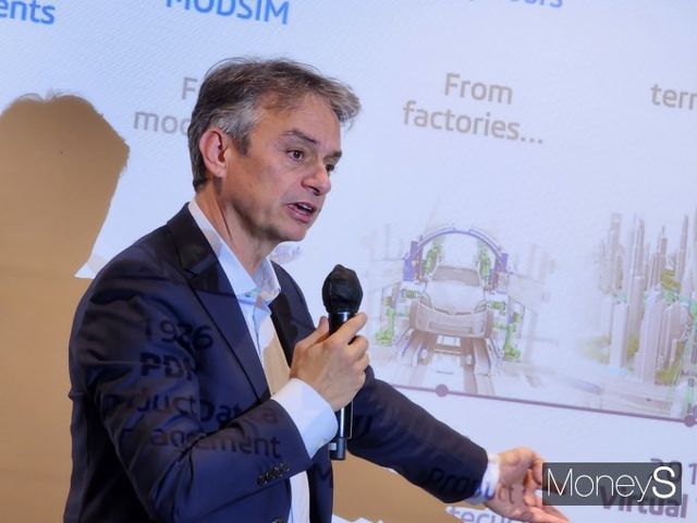 처음 방한항 파스칼 달로즈(Pascal Daloz) 다쏘시스템 CEO가 회사의 플랫폼에 대해 설명하고 있다. /사진=박찬규 기자