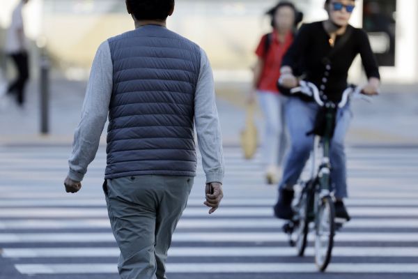 31일 전국 대체로 맑겠으나 낮과 밤 기온차가 10도 이상으로 크고 인천·경기 남부·충남 미세먼지 '나쁨' 수준으로 전망된다. 사진은 지난달 서울 중구 서울시청역 인근 패딩 조끼를 입고 길을 걷는 시민의 모습. /사진=뉴시스