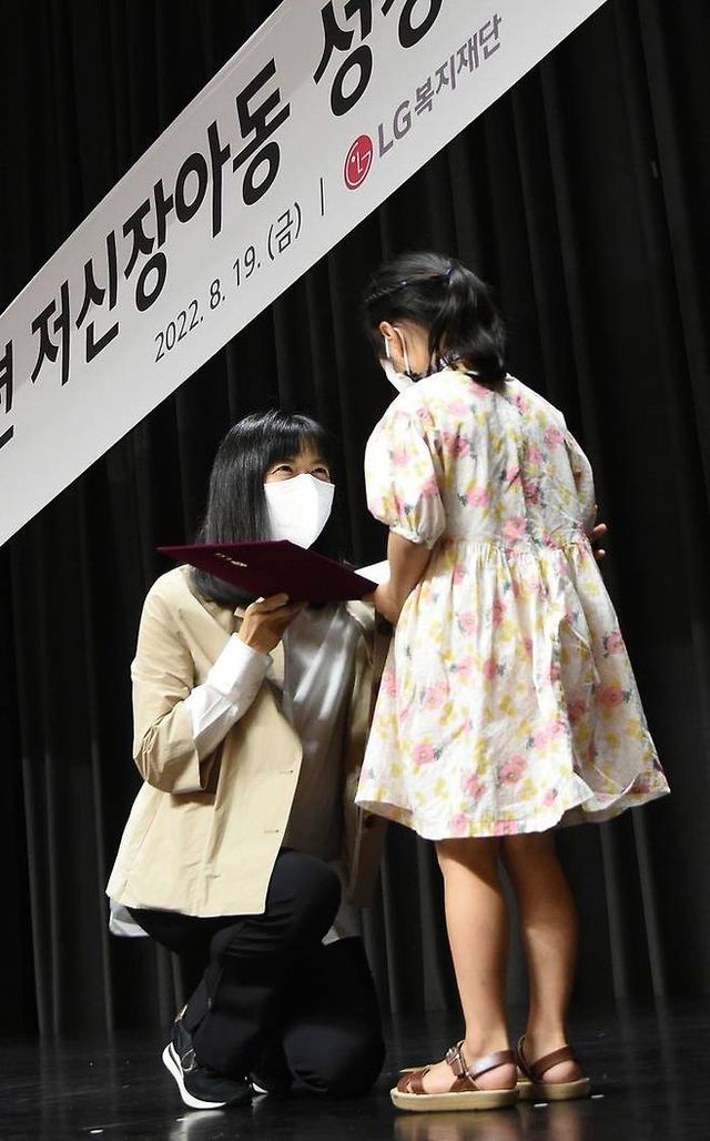 검찰이 30일 구연경 LG복지재단 대표의 자택 등을 압수수색했다. 사진은 '저신장아동 성장호르몬제 기증식'에서 구 대표가 어린이에게 기증서를 전달하는 모습. / 사진=LG