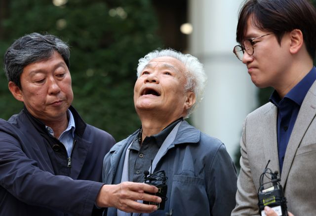 일제강점기 강제 동원 피해자 이춘식씨의 장남 이창환씨가 아버지의 제3자 변제 동의에 대해 문제를 제기했다. 사진은 30일 서울 서초구 서울중앙지방법원 앞에서 기자회견을 진행 중인 일제강점기 강제동원 피해자 이춘식씨의 장남 이창환씨. /사진=뉴시스