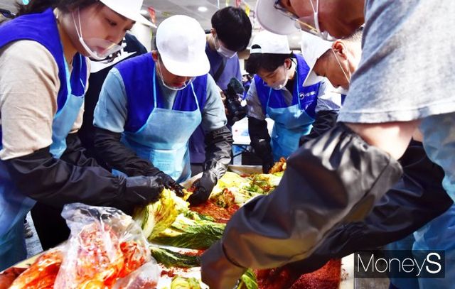 ▲ 꼼꼼하게 사랑 담아 김장김치 버무려요