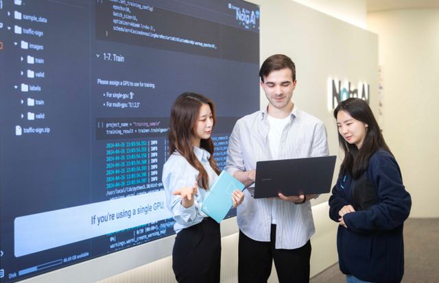 SK텔레콤이 이끄는 대한민국 인공지능(AI) 기업 연합 'K-AI 얼라이언스'가 SK AI 서밋에서 K-AI의 글로벌 공략 가능성을 모색한다. 사진은 SK텔레콤과 K-AI 얼라이언스의 새 멤버사 노타AI의 구성원이 'SK AI 서밋 2024' 참가를 앞두고 전시 참가 내용 등에 대해 논의하는 모습. /사진=SK텔레콤