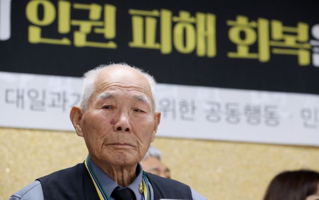 일본 기업들의 강제동원 피해자 이춘식씨가 제 3자 변제 방식의 배상을 수용하기로 결정했다. 사진은 2019년 10월30일 기자회견에 참석한 이춘식씨. /사진=뉴스1