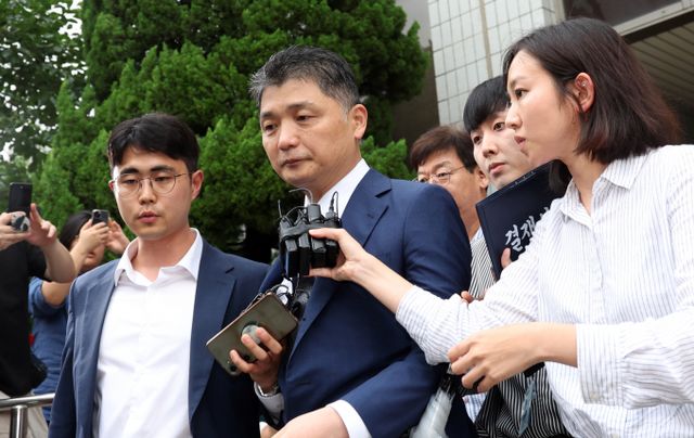 법원이 SM엔터테인먼트 시세 조종 혐의로 구속기소된 김범수 카카오 창업자의 보석을 허가했다. 사진은 김 창업주가 지난 7월 서울 양천구 서울남부지방법원에서 구속 전 피의자심문(영장실질심사)을 마치고 이동하고 있는 모습. /사진=뉴스1