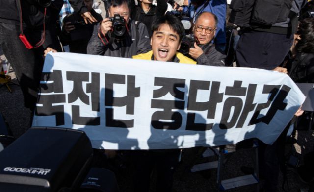 인천 강화군이 오는 11월 1일부터 대북전단 살포자 출입통제 및 행위 금지 행정명령을 전격적으로 발동했다. 납북자피해가족연합회 대북 전단 살포 행사에서 한 시민단체 회원이 규탄 손 피켓을 들고 있는 모습. /사진=뉴스1