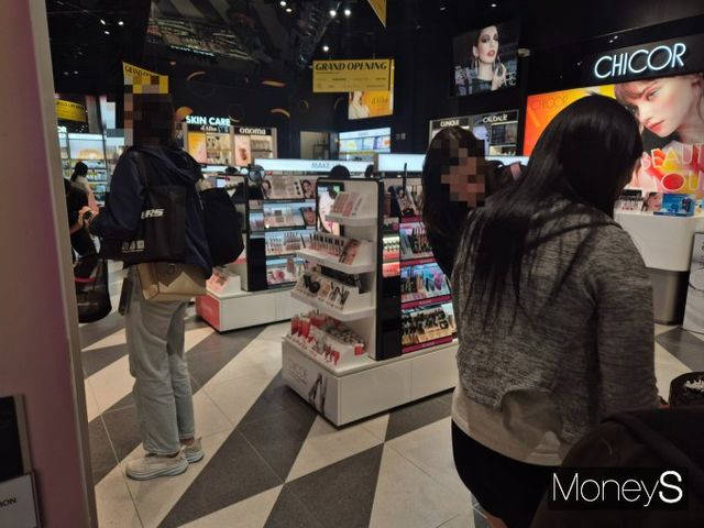 한국 중소·인디 뷰티 브랜드가 아시아를 넘어 미국, 유럽권에서도 인기를 모으고 있다. 사진은 지난 25일 서울 마포구 홍대 AK플라자에 위치한 시코르 매장에서 쇼핑 중인 관광객들의 모습. /사진=김인영 기자