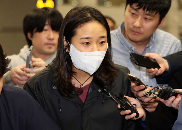 안세영과 배드민턴협회의 갈등이 이어지는 가운데 앞으로 배드민턴 선수들이 개인 후원을 받을 수 있고 국가대표가 아니어도 국제 대회에 출전할 수 있게 될 전망이다. 2024 파리올림픽 금메달리스트 안세영이 인천국제공항 제1여객터미널을 통해 귀국해 이동하는 모습/사진=뉴시스