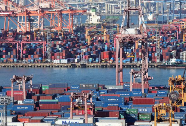 통계청이 31일 '9월 산업활동동향'을 발표했다. 사진은 부산 남구 신선대(사진 아래) 및 감만(위) 부두 야적장에 컨테이너가 가득 쌓인 모습. / 사진=뉴시스 하경민 기자 