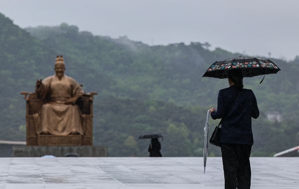 금요일인 11월 1일은 전국이 대체로 흐린 가운데 남부지방과 제주도를 중심으로 비가 내릴 전망이다. 사진은 서울 종로구 광화문 광장에서 우산을 쓴 시민의 모습. /사진=뉴스1