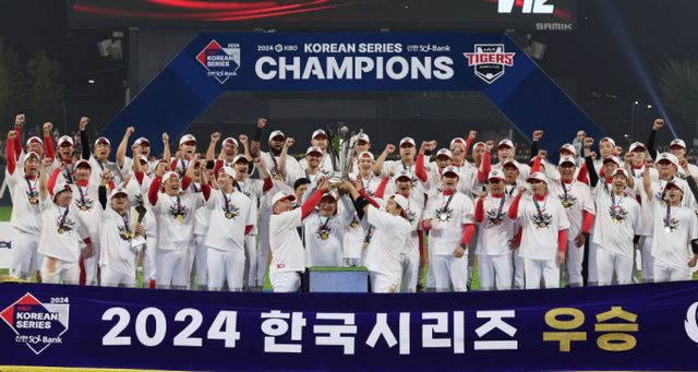 2024 KBO 리그가 성황리에 마무리된 가운데 FA선수들이 팀을 이적할 수 있는 스토브리그가 돌아왔다. '2024 신한 SOL 뱅크 KBO 한국시리즈' 우승을 차지한 KIA 이범호 감독 및 선수들이 우승 트로피를 들고 환호하고 있다./사진=뉴스1