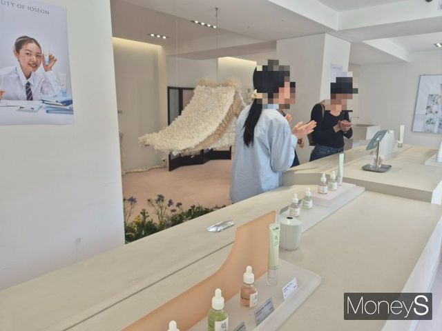 한국을 찾은 관광객은 한국 화장품 구매 이유에 대해 "이미 써본 제품이라 구매했다"고 말했다. 사진은 지난 25일 서울 종로구 삼청동 화장품 매장을 찾은 관광객들의 모습. /사진=김인영 기자